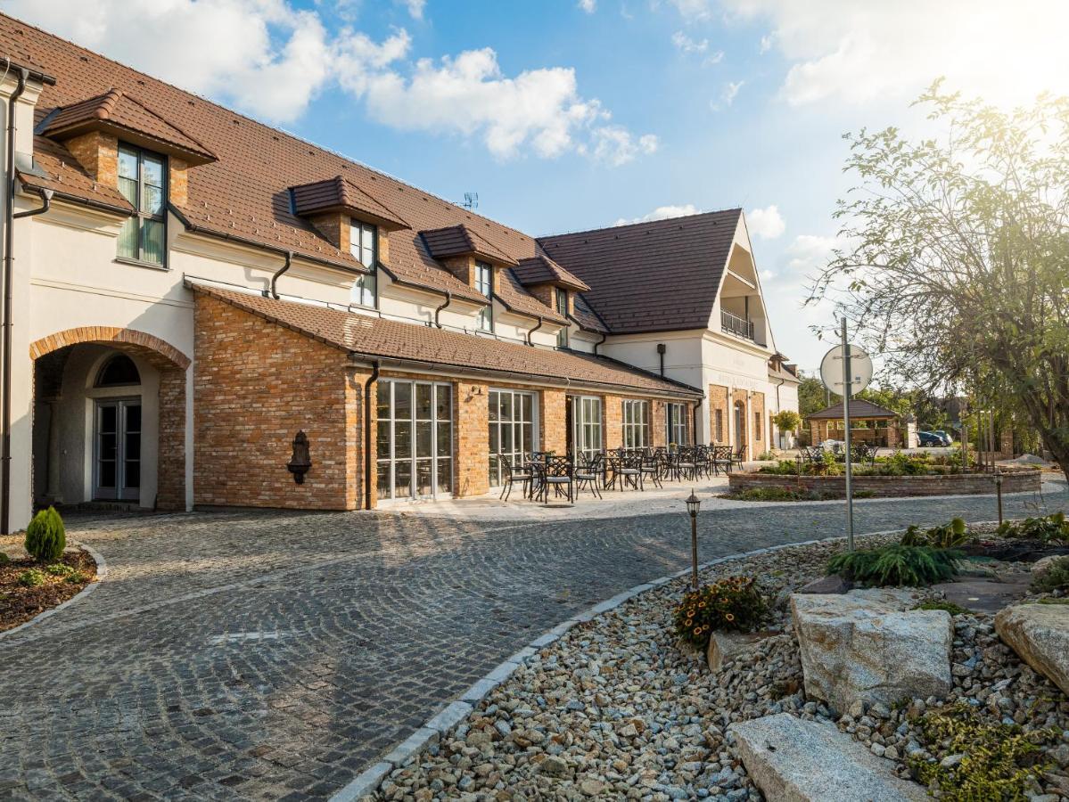 Arkady Hof Hotel Stupava Exterior photo